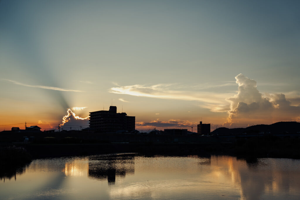 SONY α7C II / SIGMA 45mm F2.8 DG DNで撮影した夕陽に染まる雲と河川敷